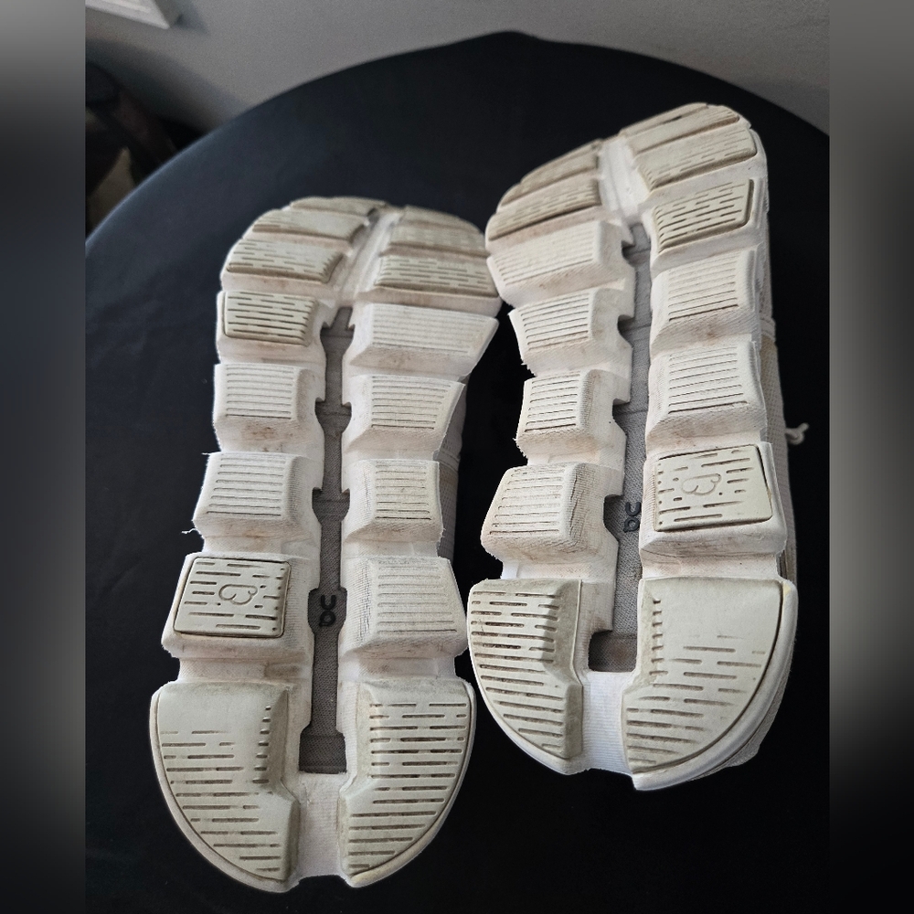 On  Cloud Running sneakers in women’s size 8.5 (EU 40) - Picture 5 of 7